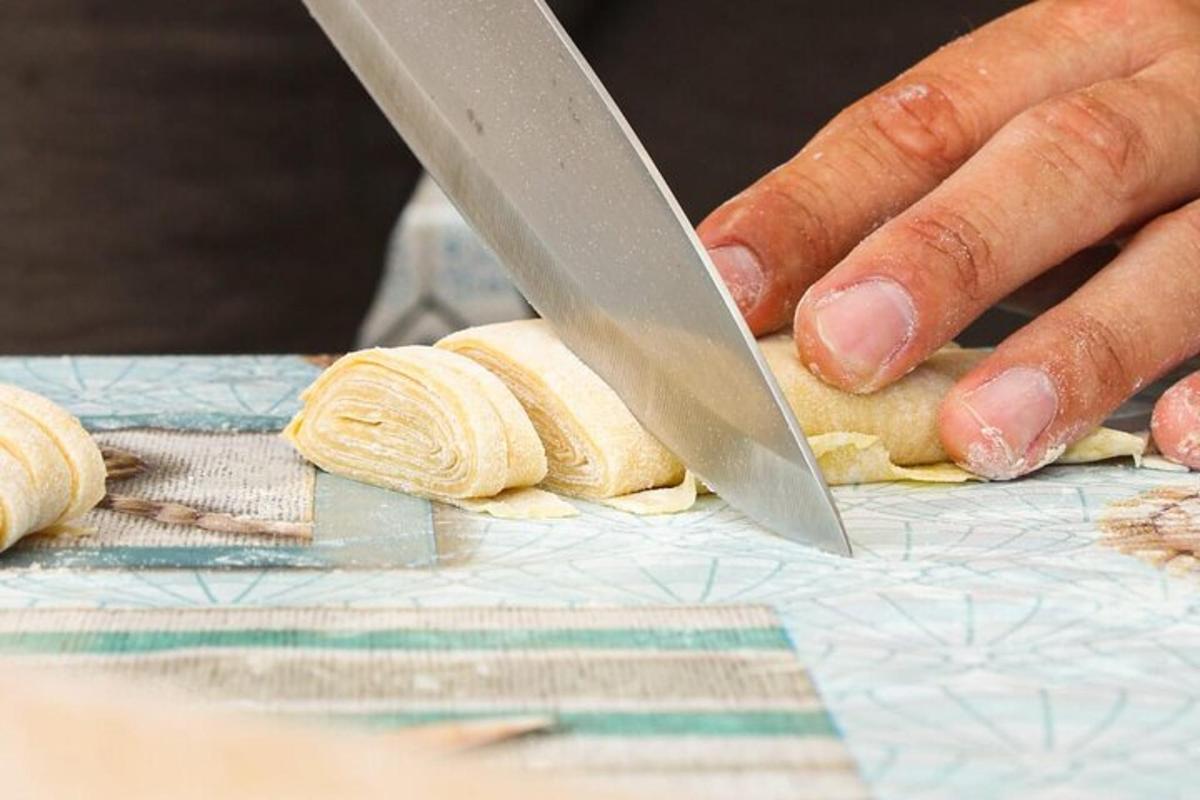 uma pessoa cortando comida com uma faca