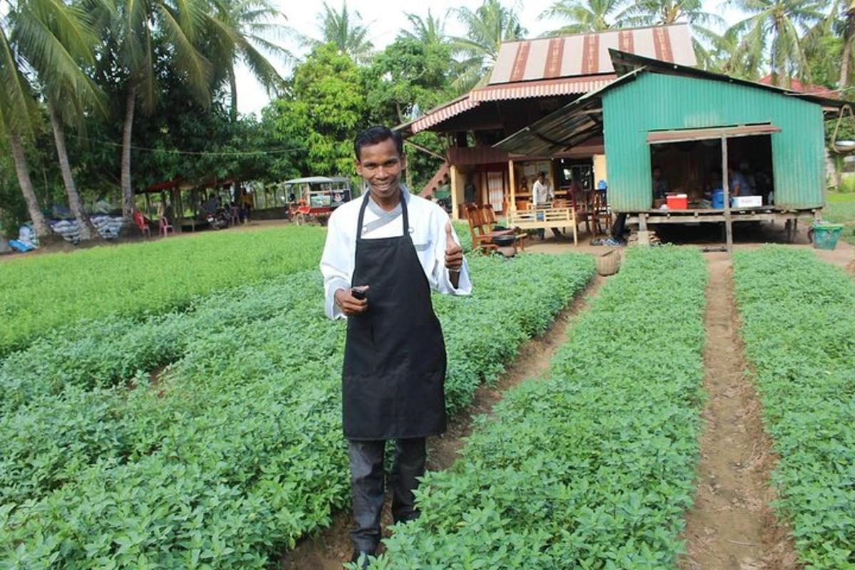 seorang lelaki berdiri di padang dengan telefon bimbit