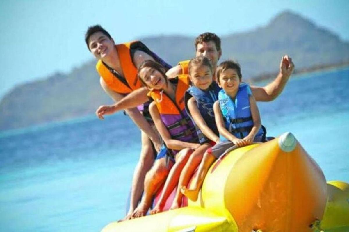un grup de oameni care călăresc pe un jet ski