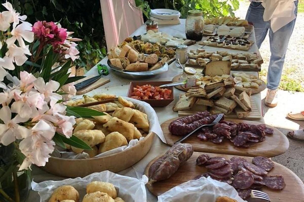 meja yang dipenuhi dengan pelbagai jenis makanan