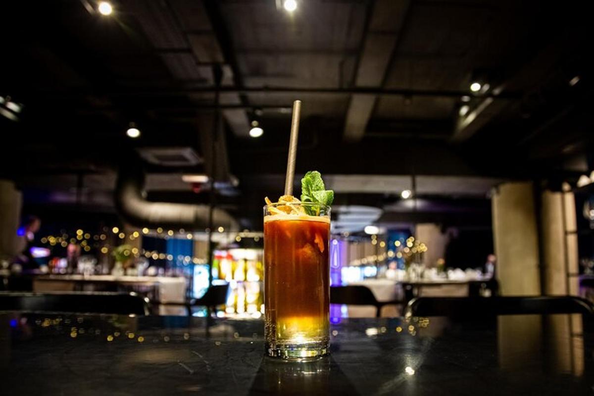 drink sedící na stole v baru