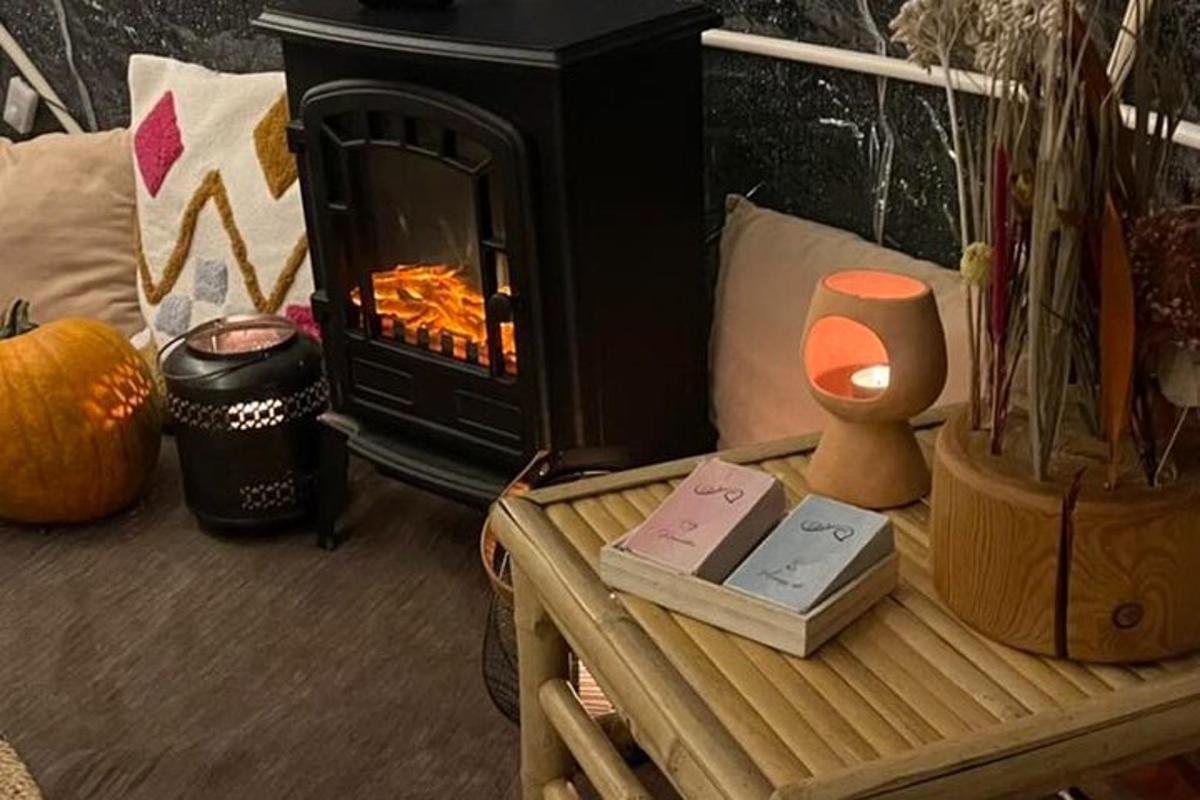 krb v obývacím pokoji s dřevěným stolem s dřevěným stolem