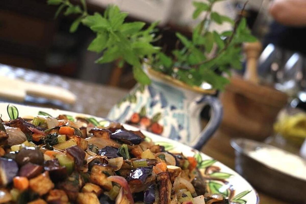 un piatto di cibo appoggiato su un tavolo