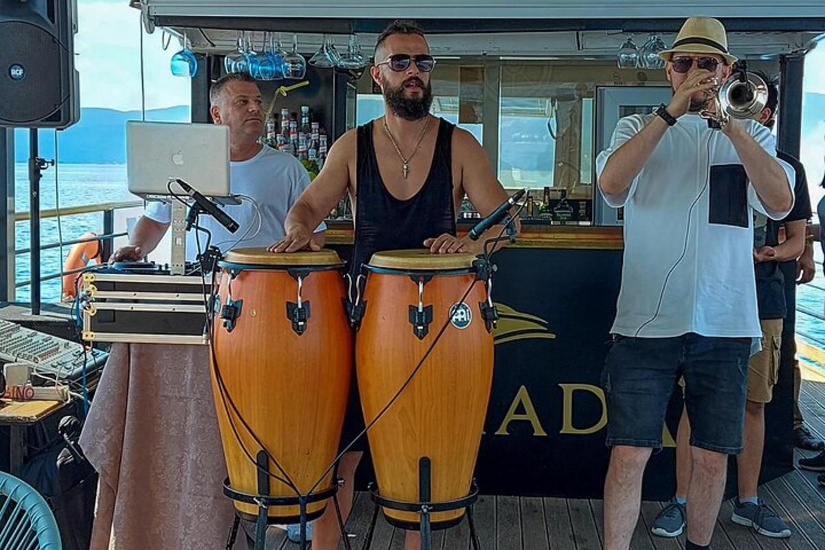 un bărbat cântând la tobe la un bar pe o barcă