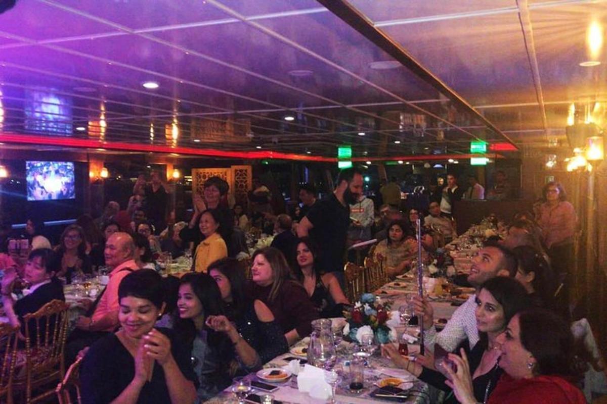 skupina lidí sedících u stolů v restauraci
