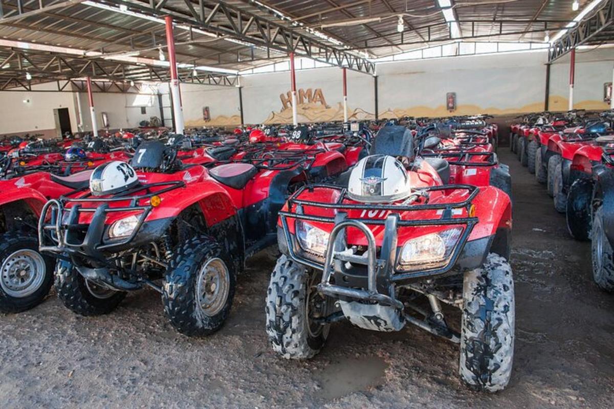 sekumpulan atv dan motosikal diletakkan di dalam sebuah bangunan