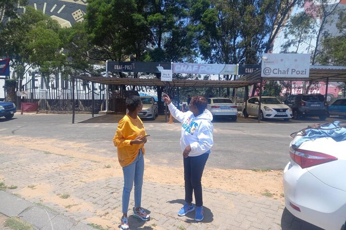 duas mulheres paradas em um estacionamento
