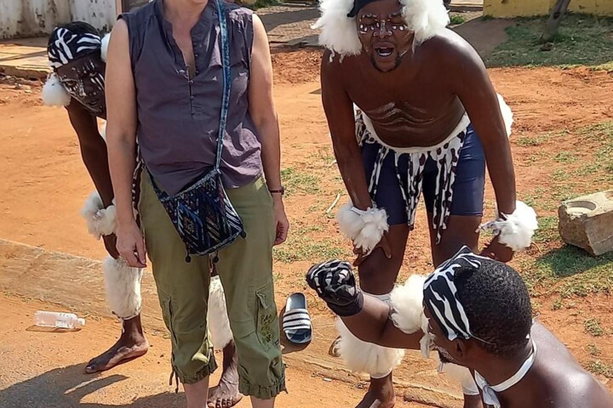 um grupo de mulheres em pé em um campo de terra
