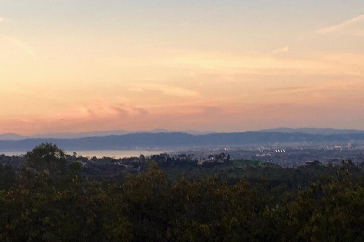 una vista di una città con un tramonto sullo sfondo