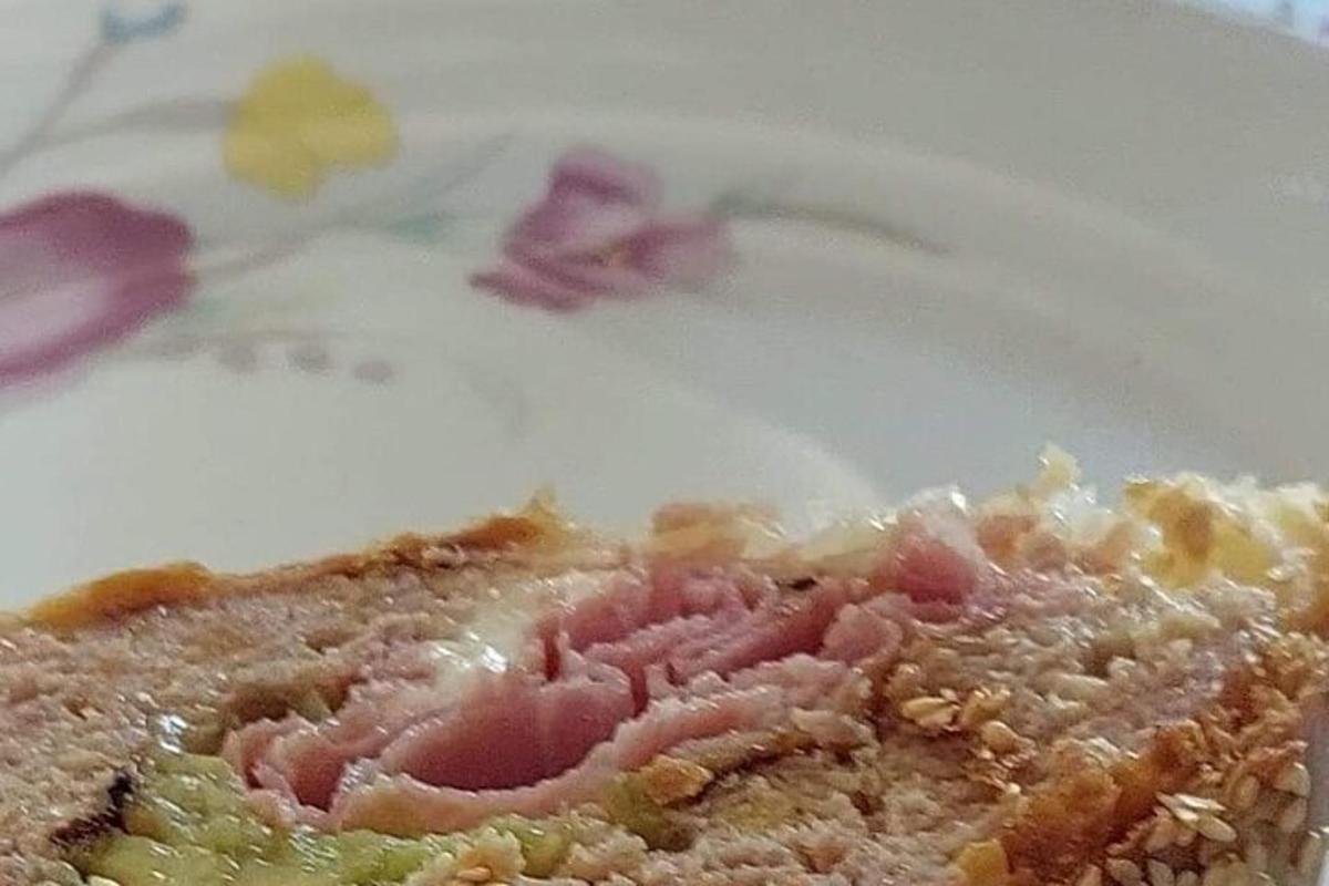 posnetek kosa torte od blizu na krožniku