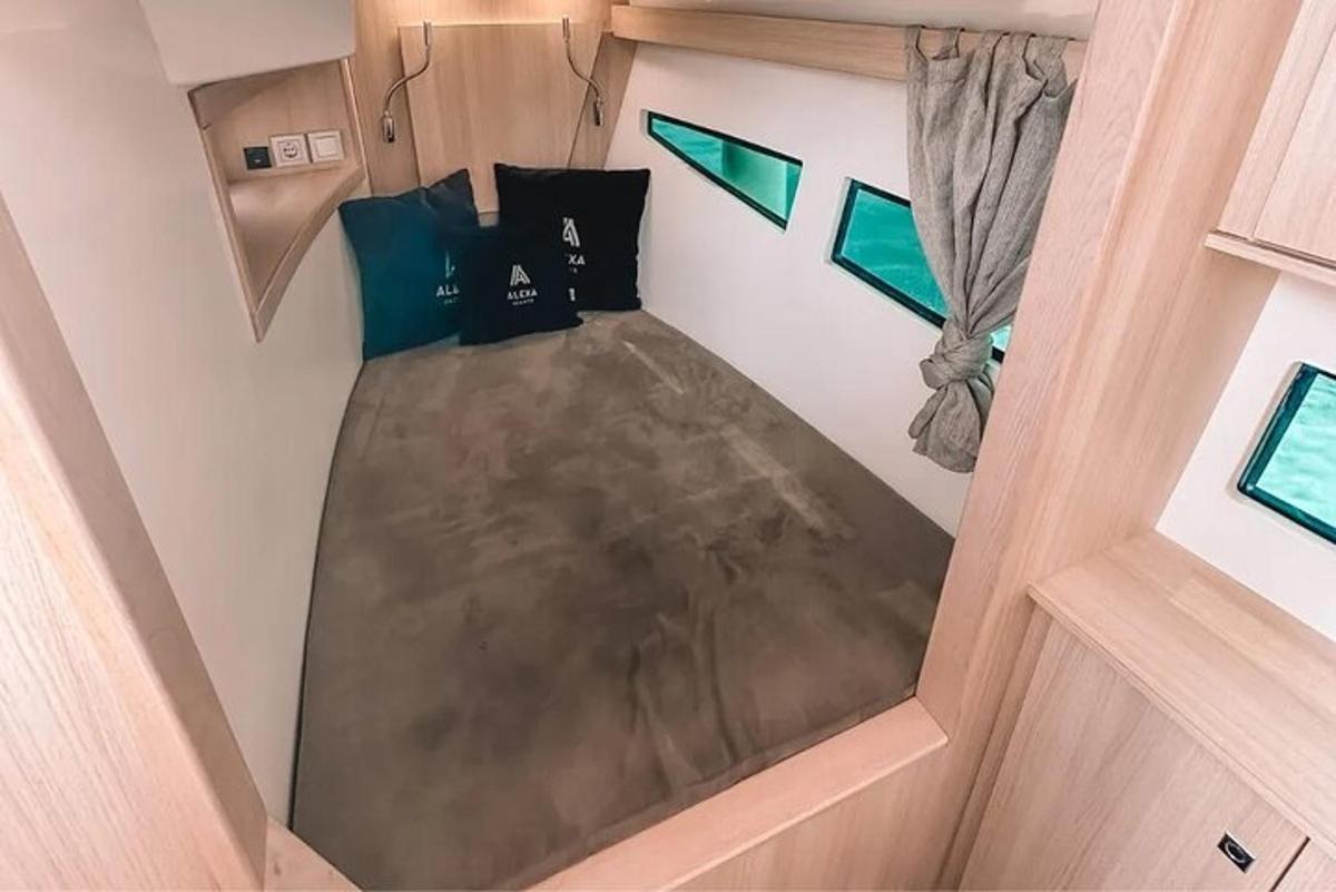 una vista dall'alto di un letto in una piccola casa