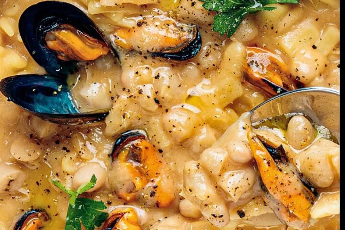 isang mangkok ng sopas na may mga mushroom at isang kutsara