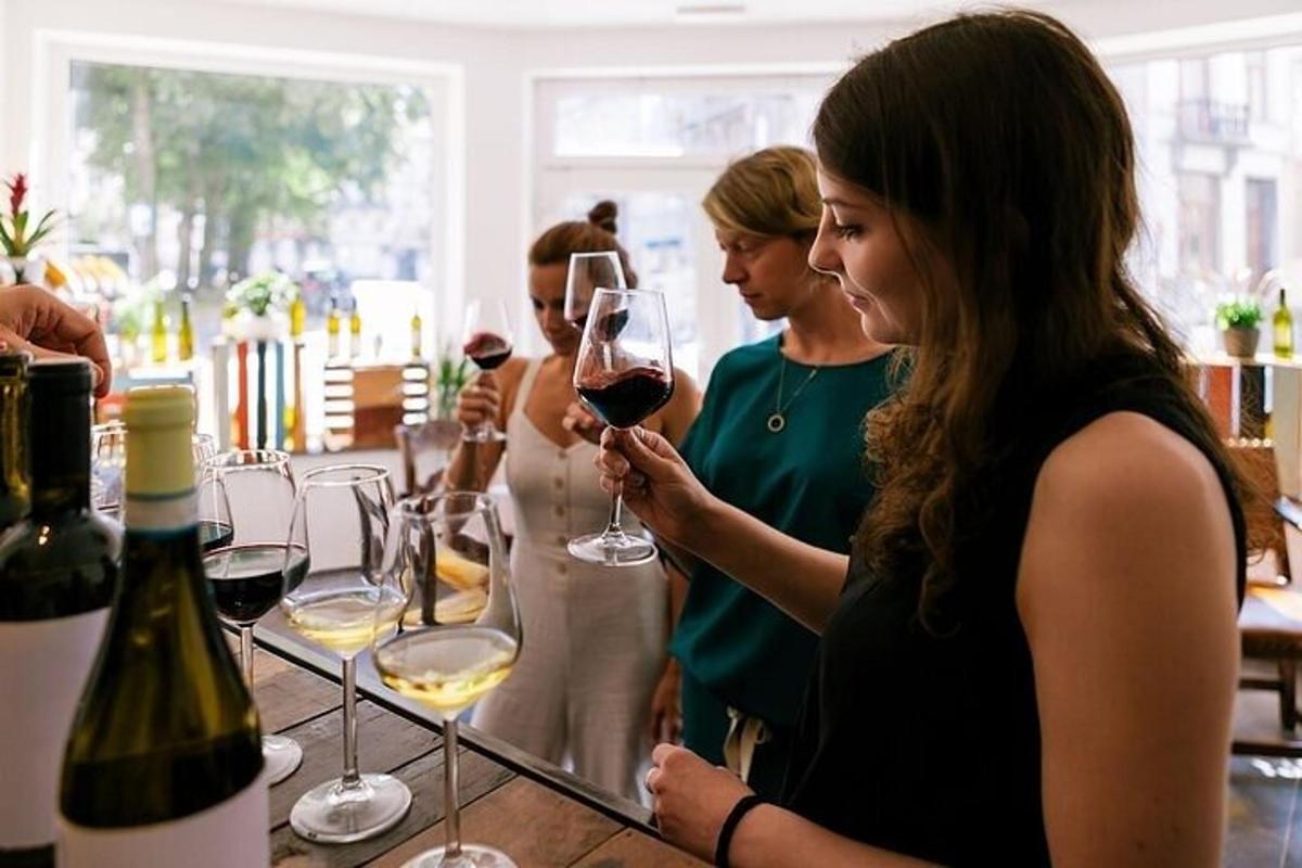 um grupo de pessoas em pé ao redor de uma mesa com taças de vinho