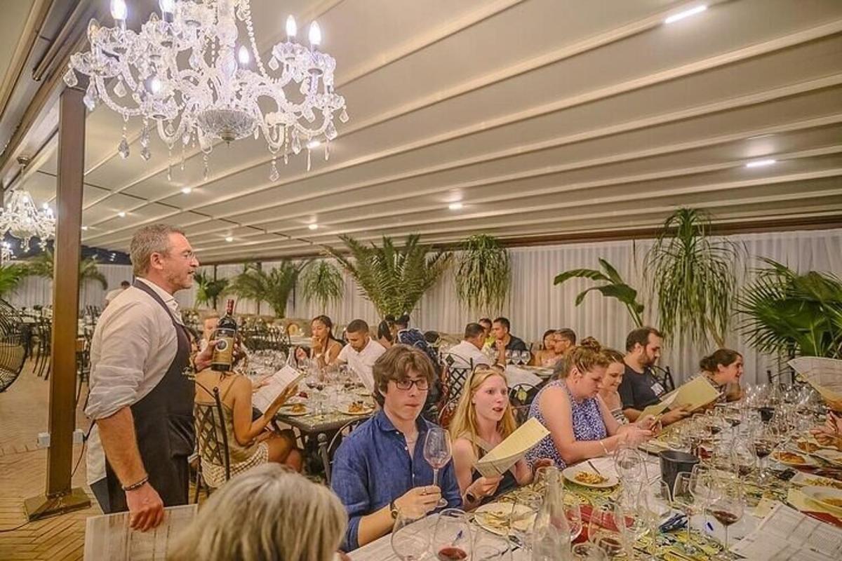 en gruppe mennesker som sitter ved bordene på en restaurant
