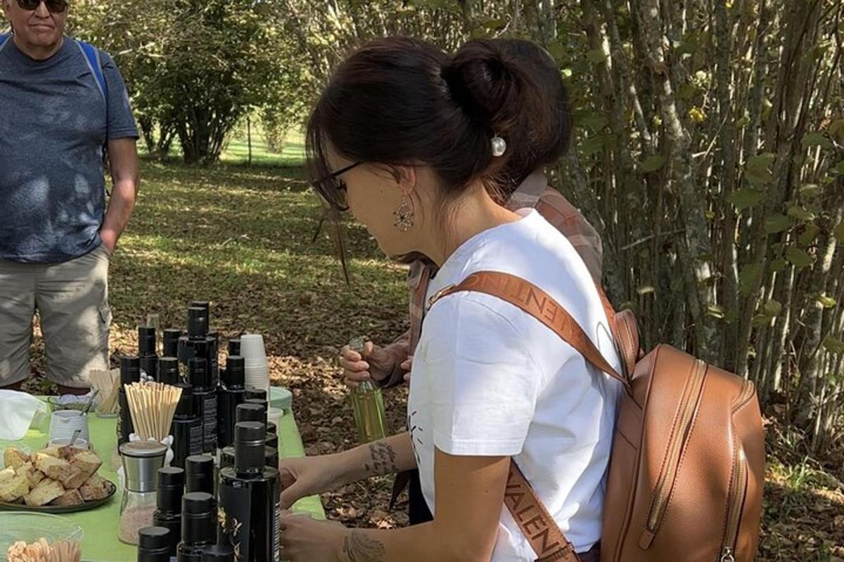 Žena stojí vedle stolu s jídlem