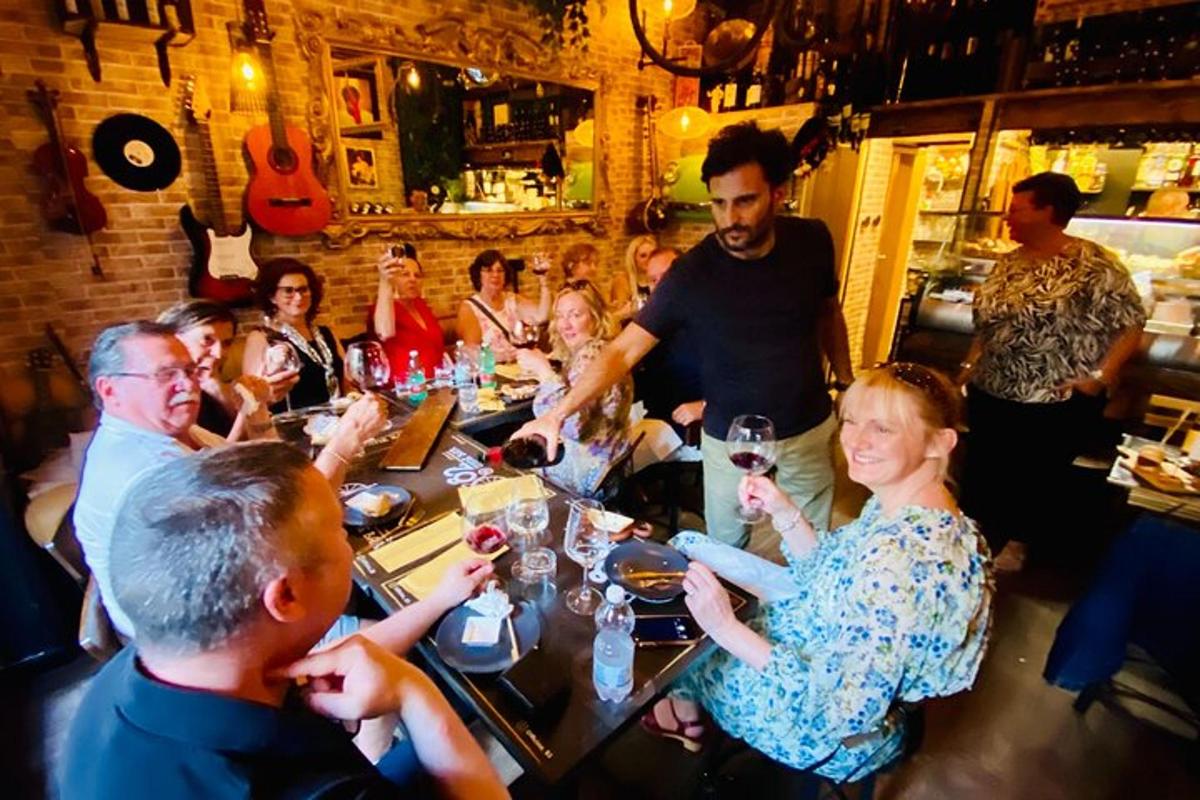 un gruppo di persone sedute attorno a un tavolo in un ristorante