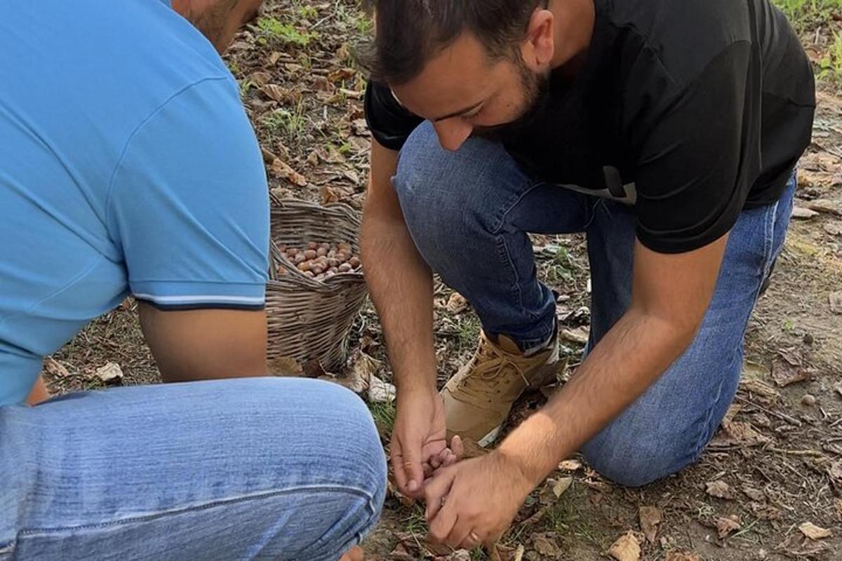 Ένας άντρας δένει τα παπούτσια του σε ένα καλάθι