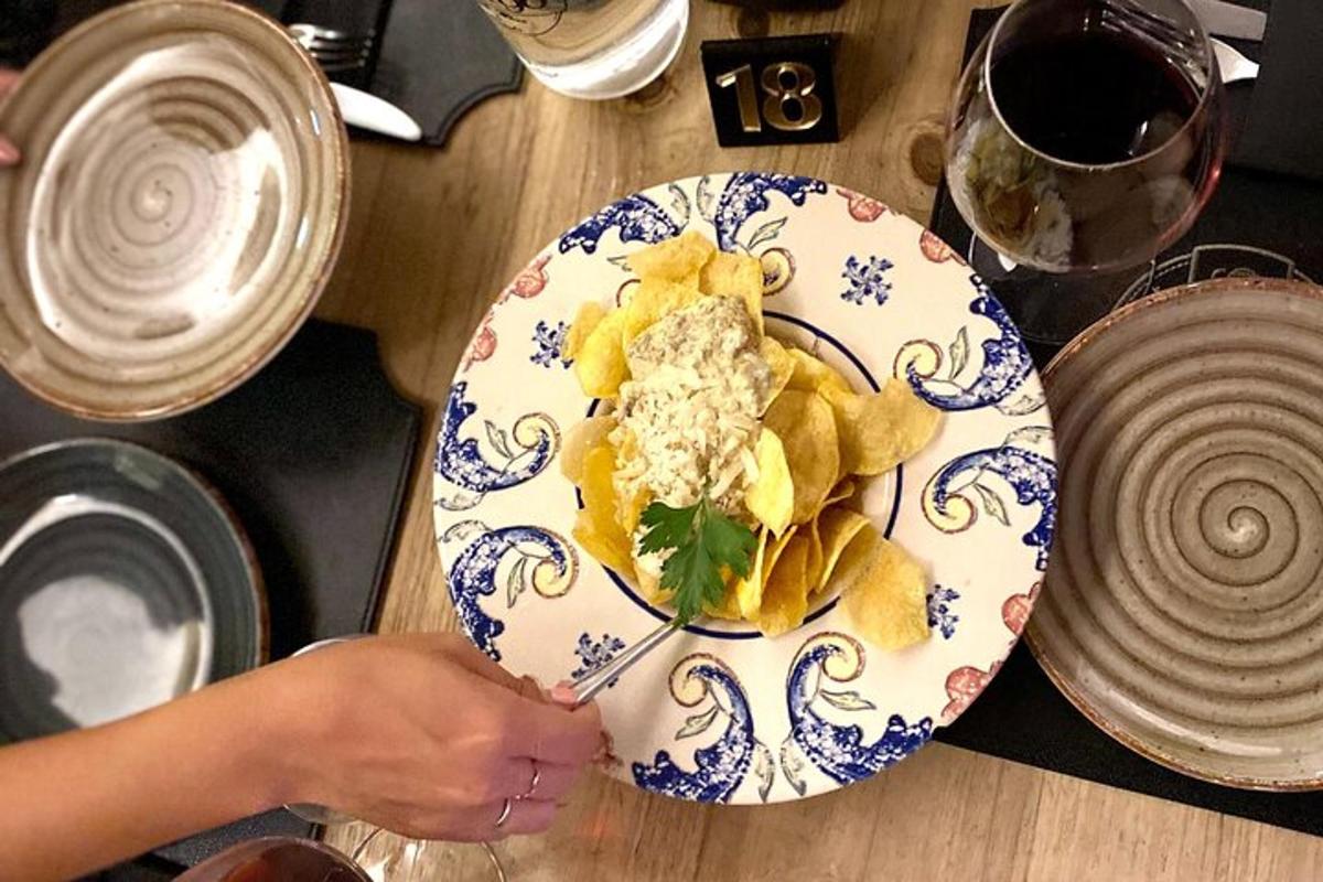 una persona che tiene un piatto di cibo su un tavolo