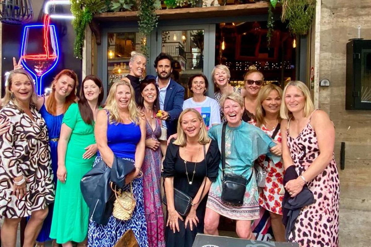 un gruppo di persone che posano per una foto a una festa