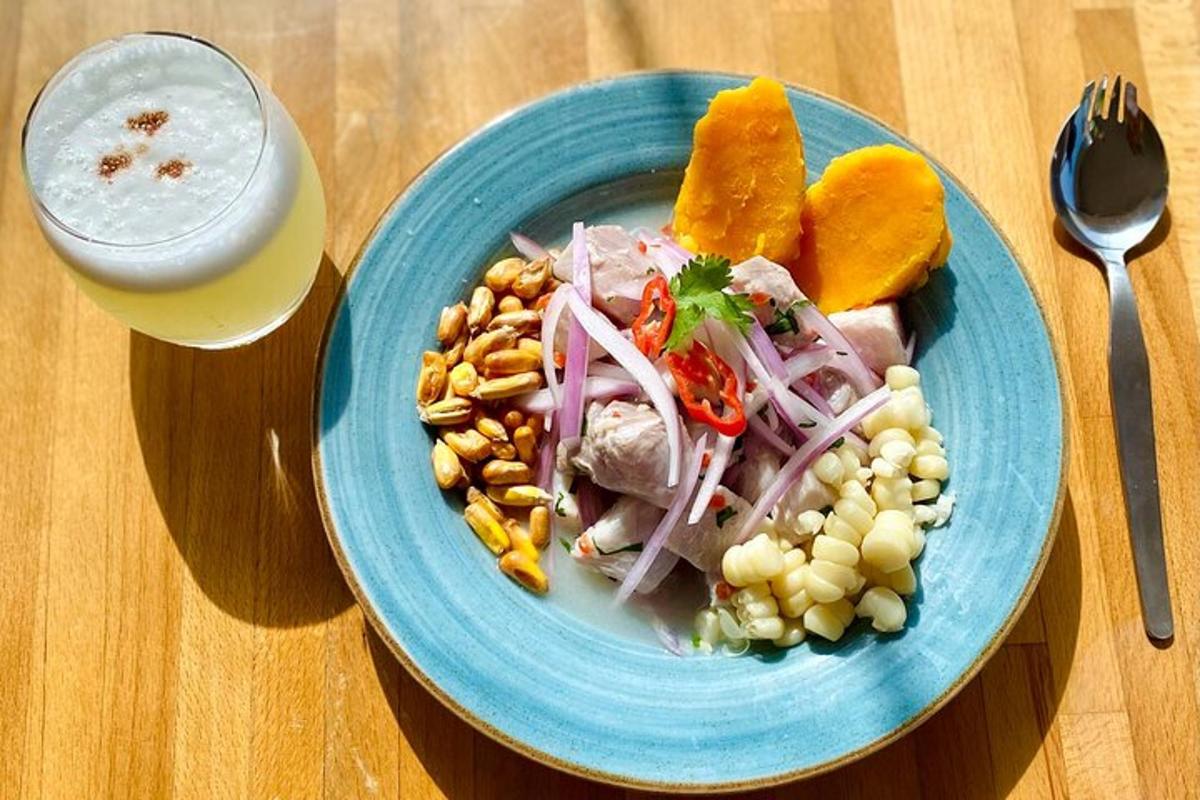 sepinggan biru makanan dengan daging dan sayur-sayuran dan minuman