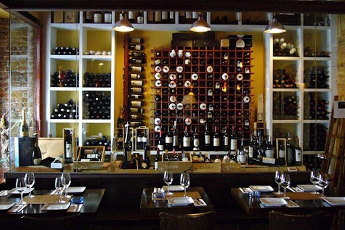 restaurace s barem a lahvemi vína