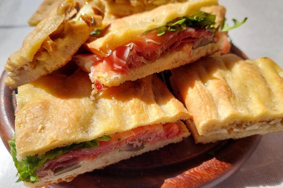 un panino tagliato a metà su un piatto