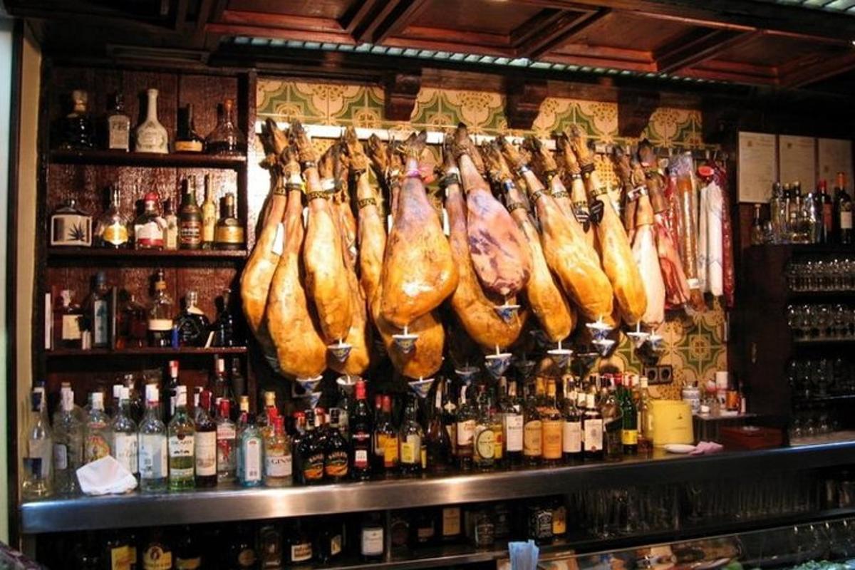 bar s hromadou masa visící na zdi