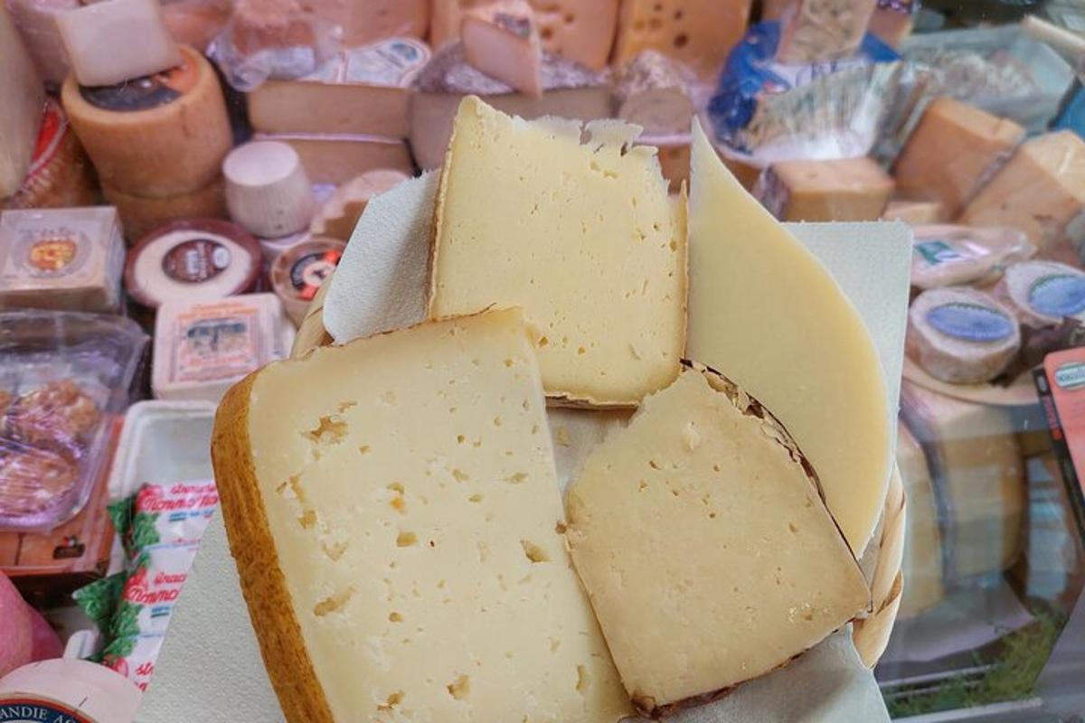 una pila di formaggio tagliato a fette su un tavolo