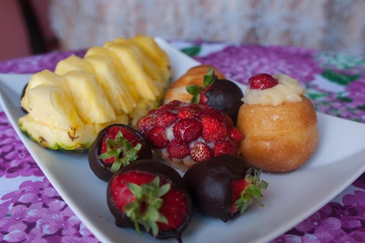 sepiring buah dan kue kering di atas meja