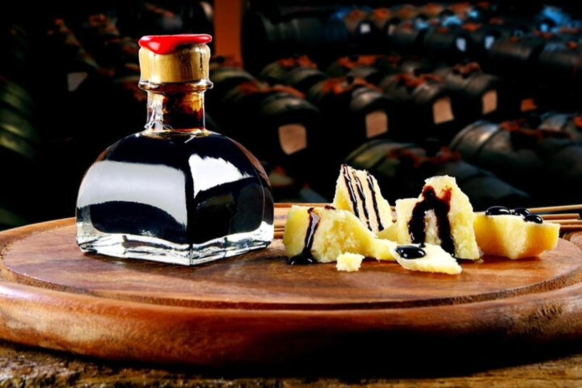 en flaske sirup ved siden af en tallerken med frugt