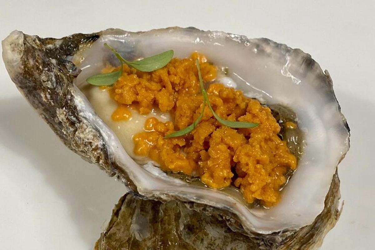 un primo piano di una conchiglia con del cibo dentro