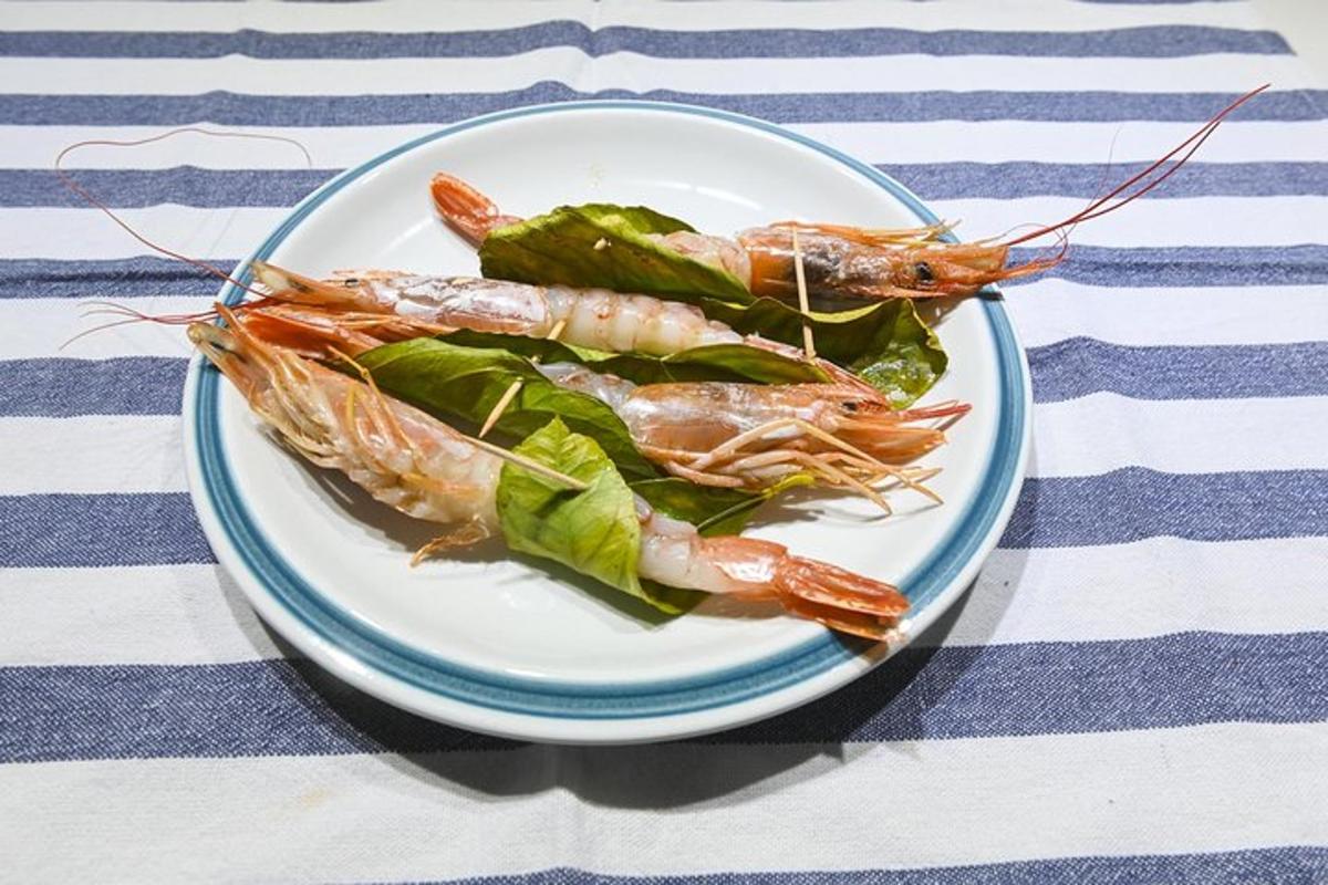 một đĩa tôm và rau xanh trên bàn