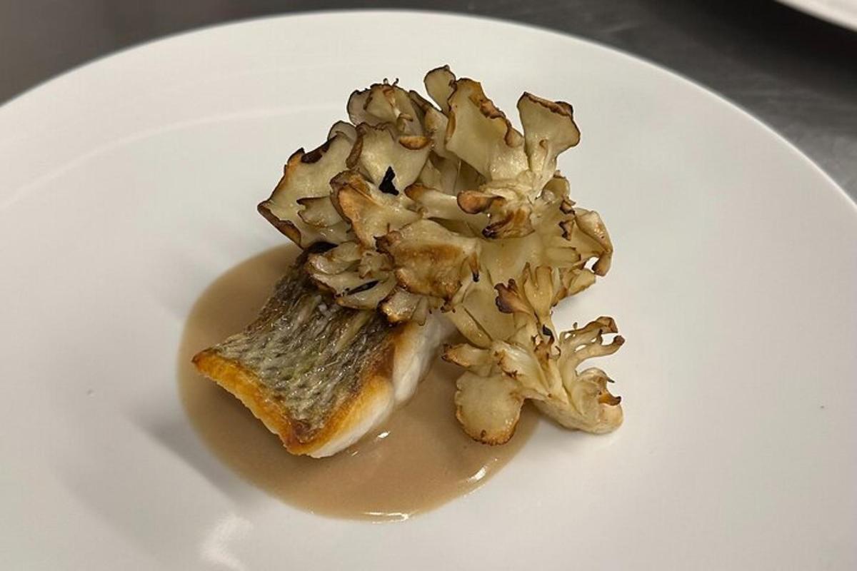 un piatto bianco con un pezzo di cibo con funghi