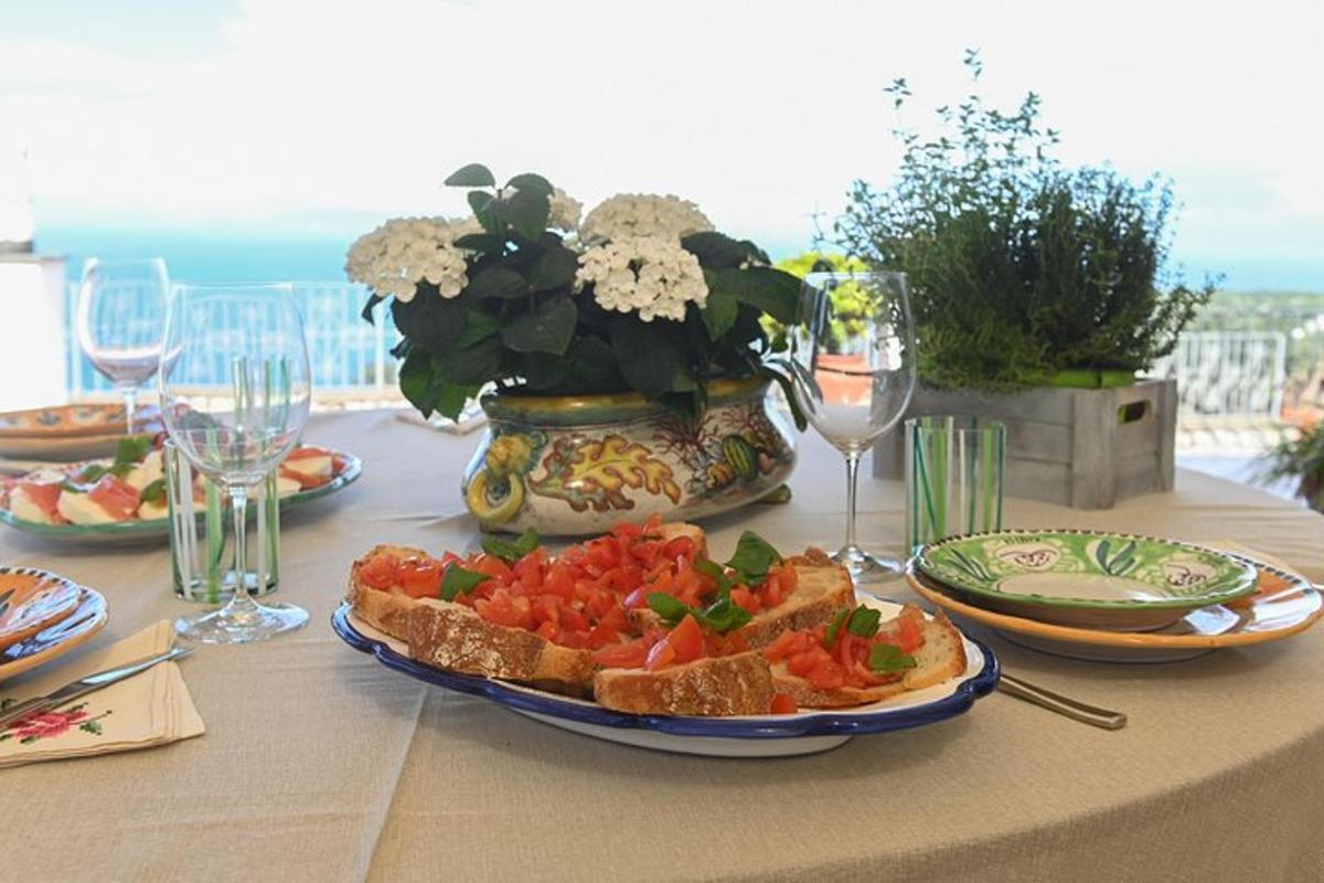 Una mesa con un plato de comida encima.