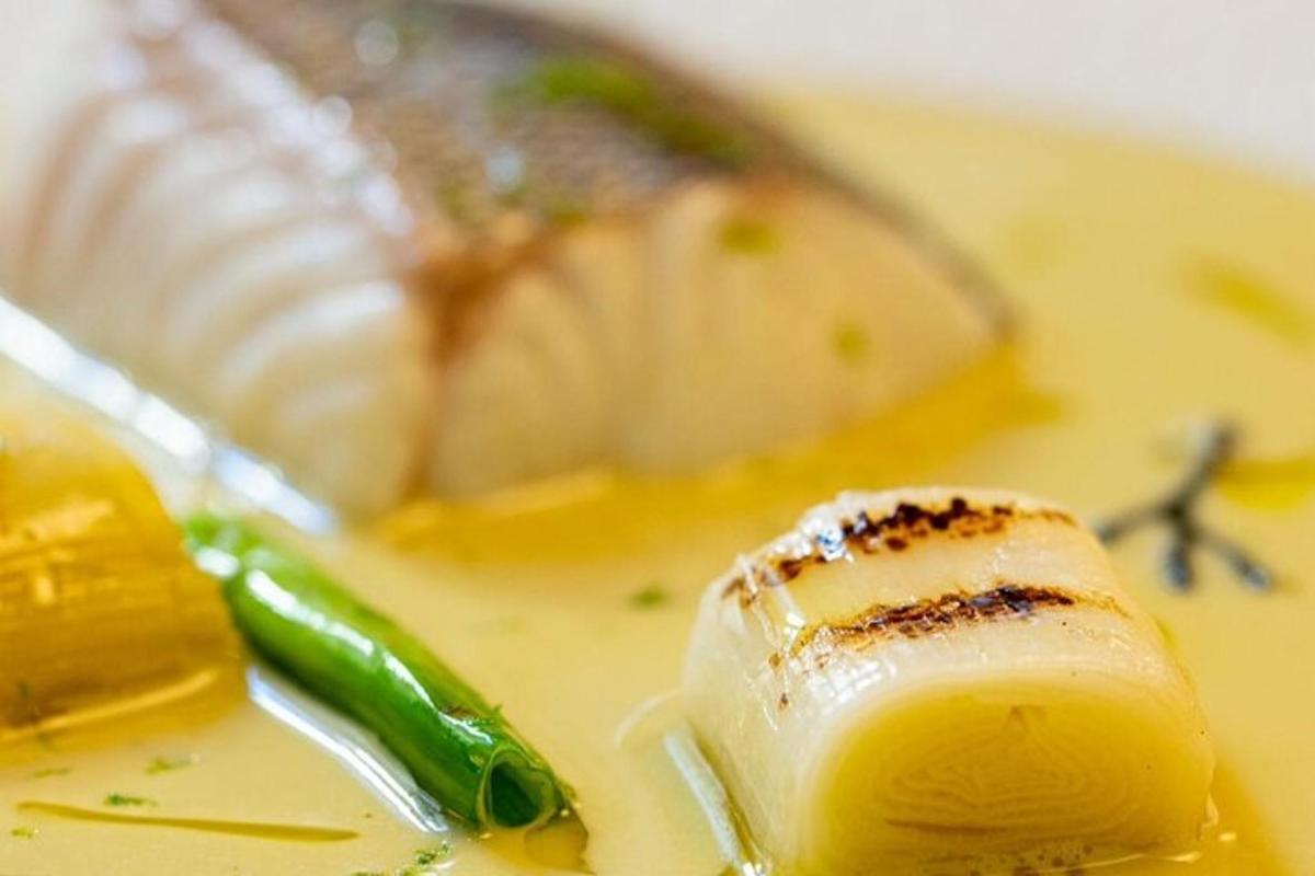 um pedaço de comida em cima de um prato