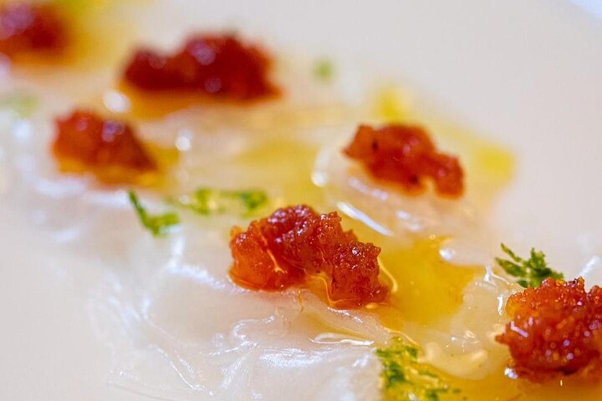 un piatto bianco con del cibo sopra