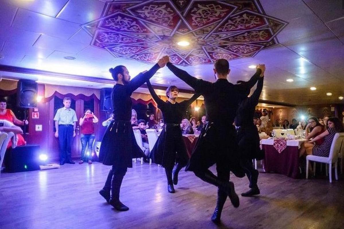tantsupõrandal tantsiv grupp inimesi