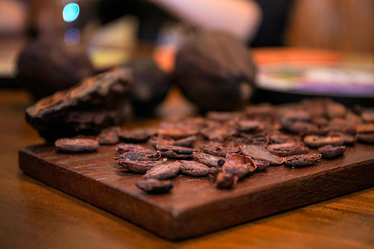 uma pilha de biscoitos em uma tábua de corte sobre uma mesa