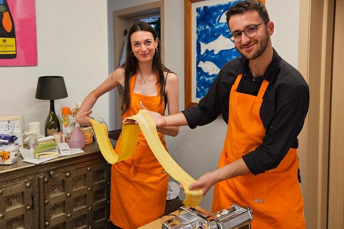 Egy férfi és egy nő a konyhában egy banánnal