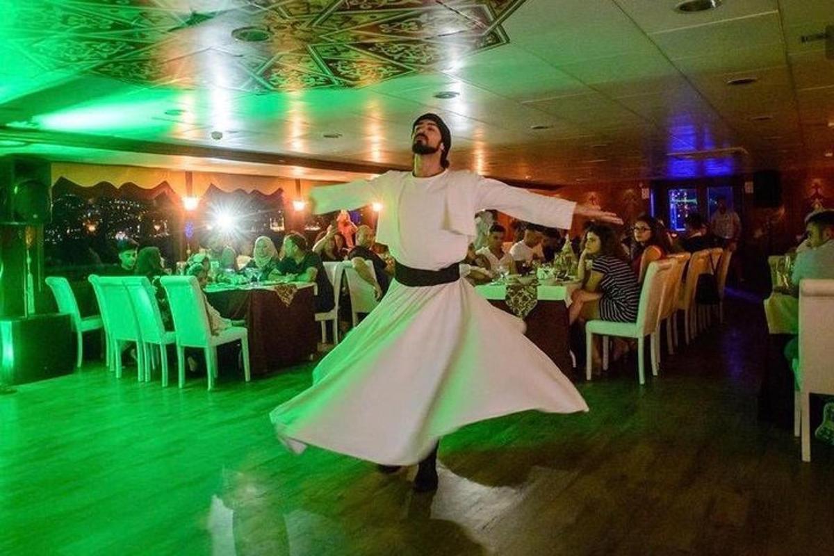 un uomo che balla sulla pista da ballo di un ristorante