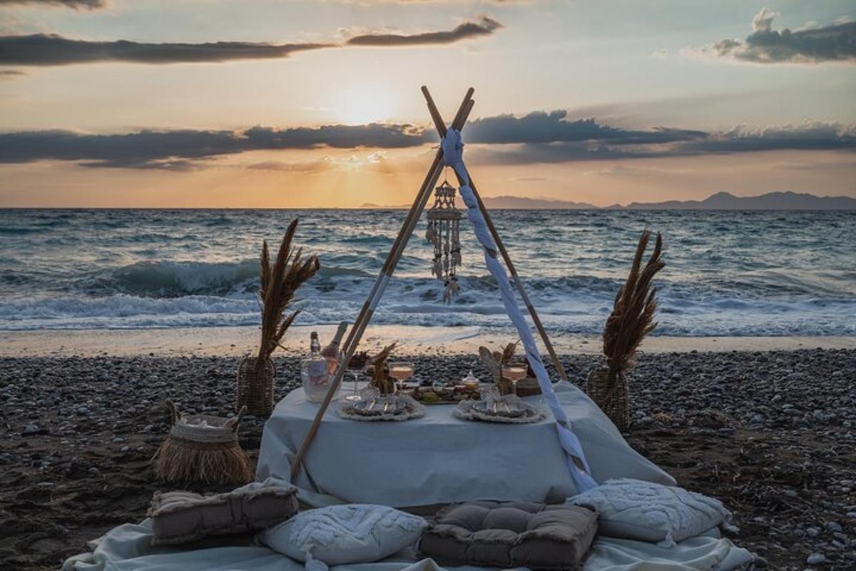een tafel op het strand met de oceaan