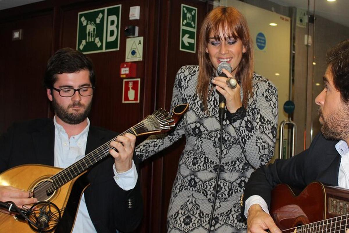žena hrající na kytaru a muž držící mikrofon