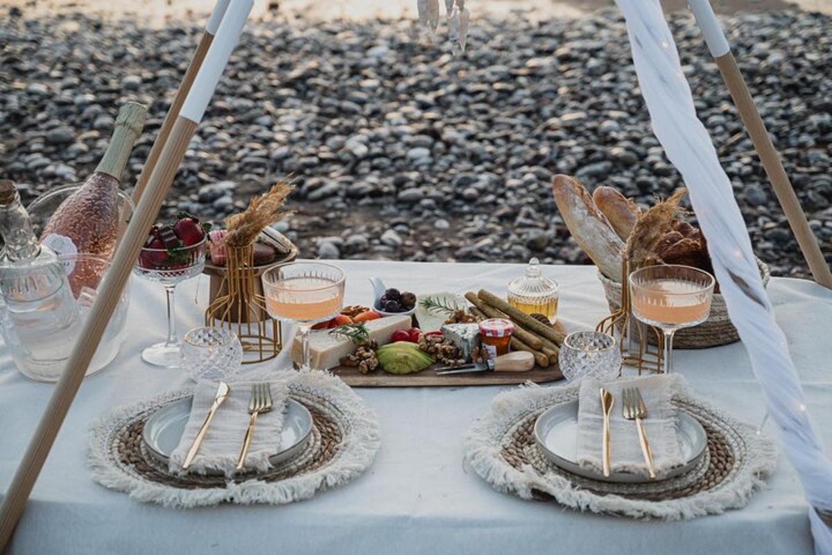 een tafel met twee borden met eten en wijnglazen