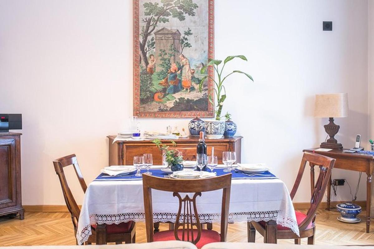 una sala da pranzo con un tavolo e un quadro sul muro