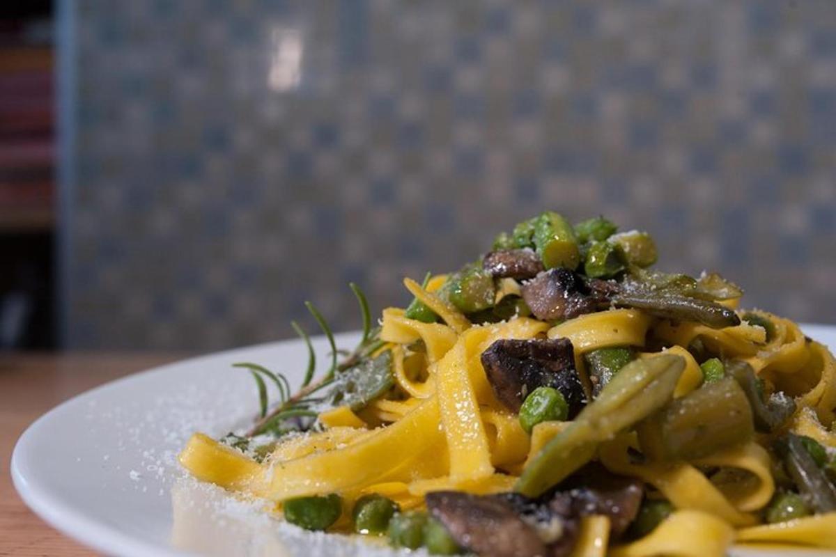 sepinggan pasta dengan daging dan sayur-sayuran di atas meja