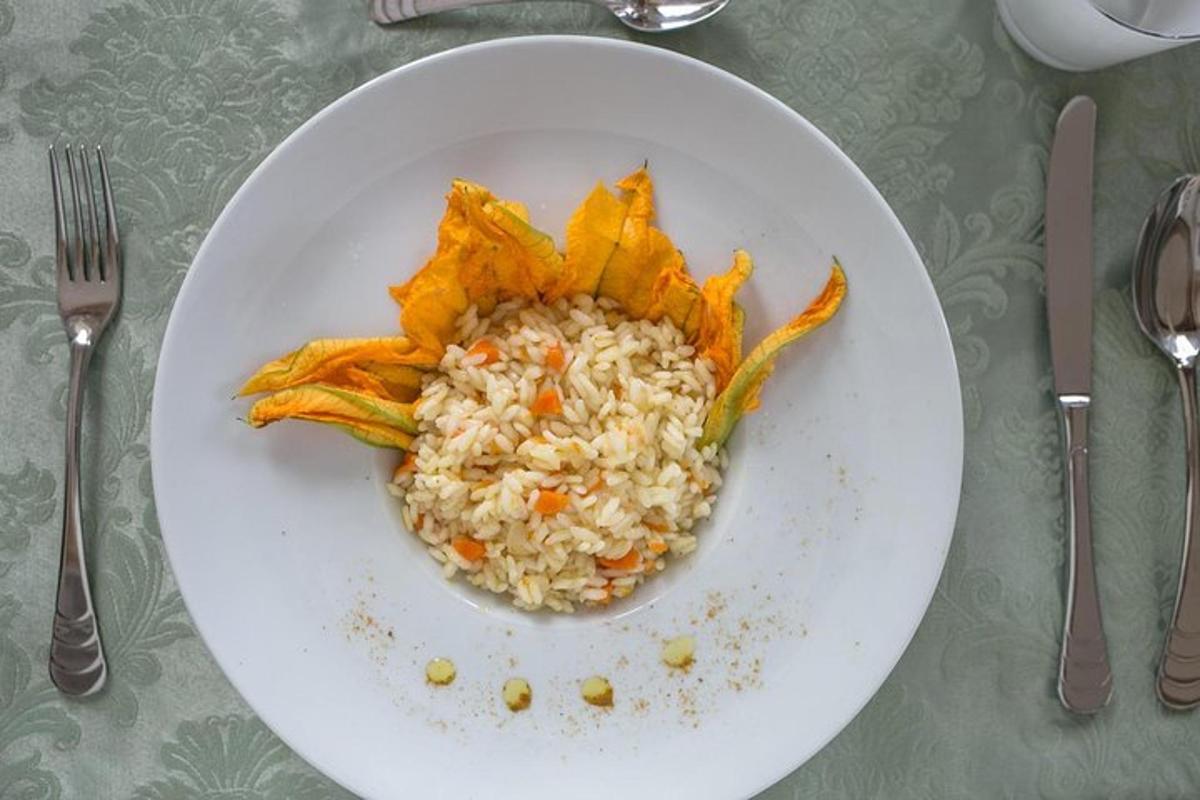 um prato de arroz e vegetais sobre uma mesa