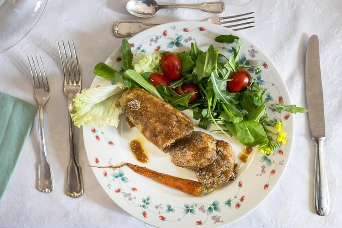 un piatto di cibo con verdure su un tavolo