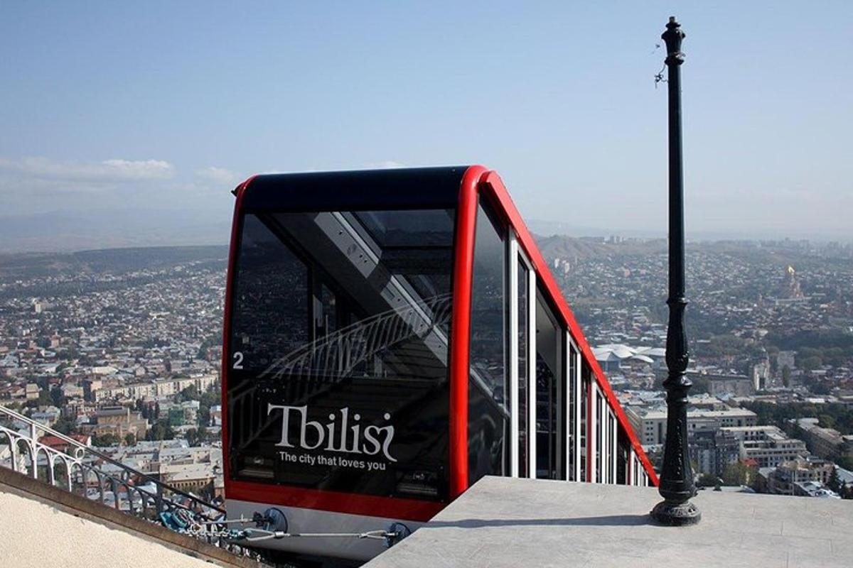 dvoupatrový autobus na střeše města
