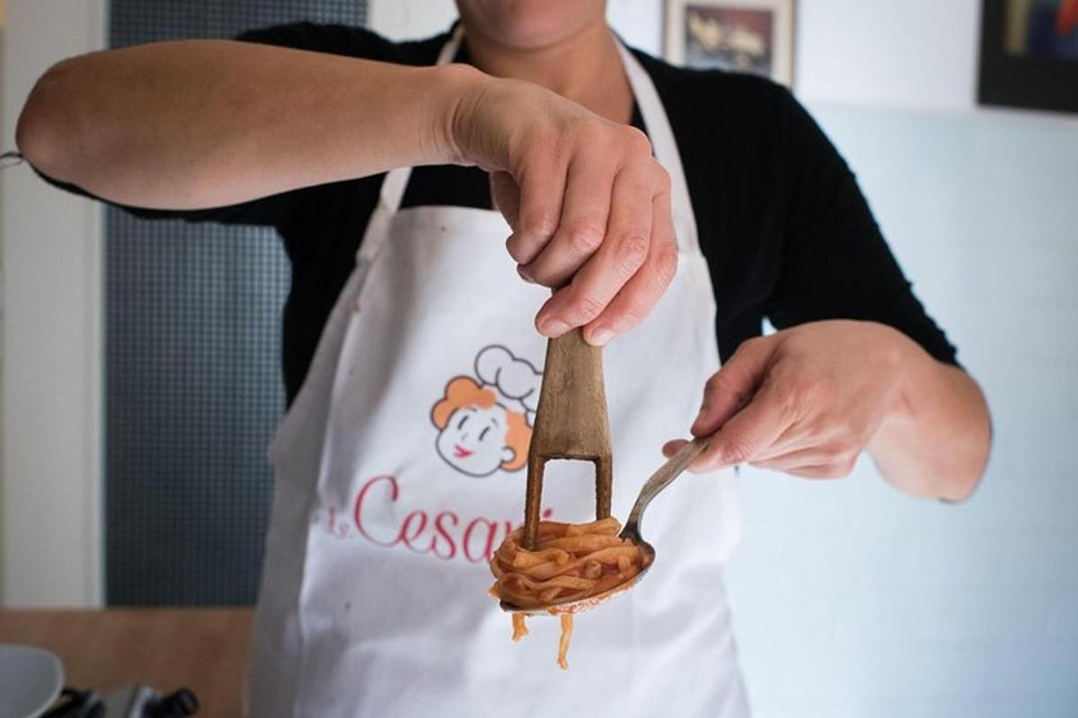 osoba držiaca nôž a lyžicu s jedlom na nich