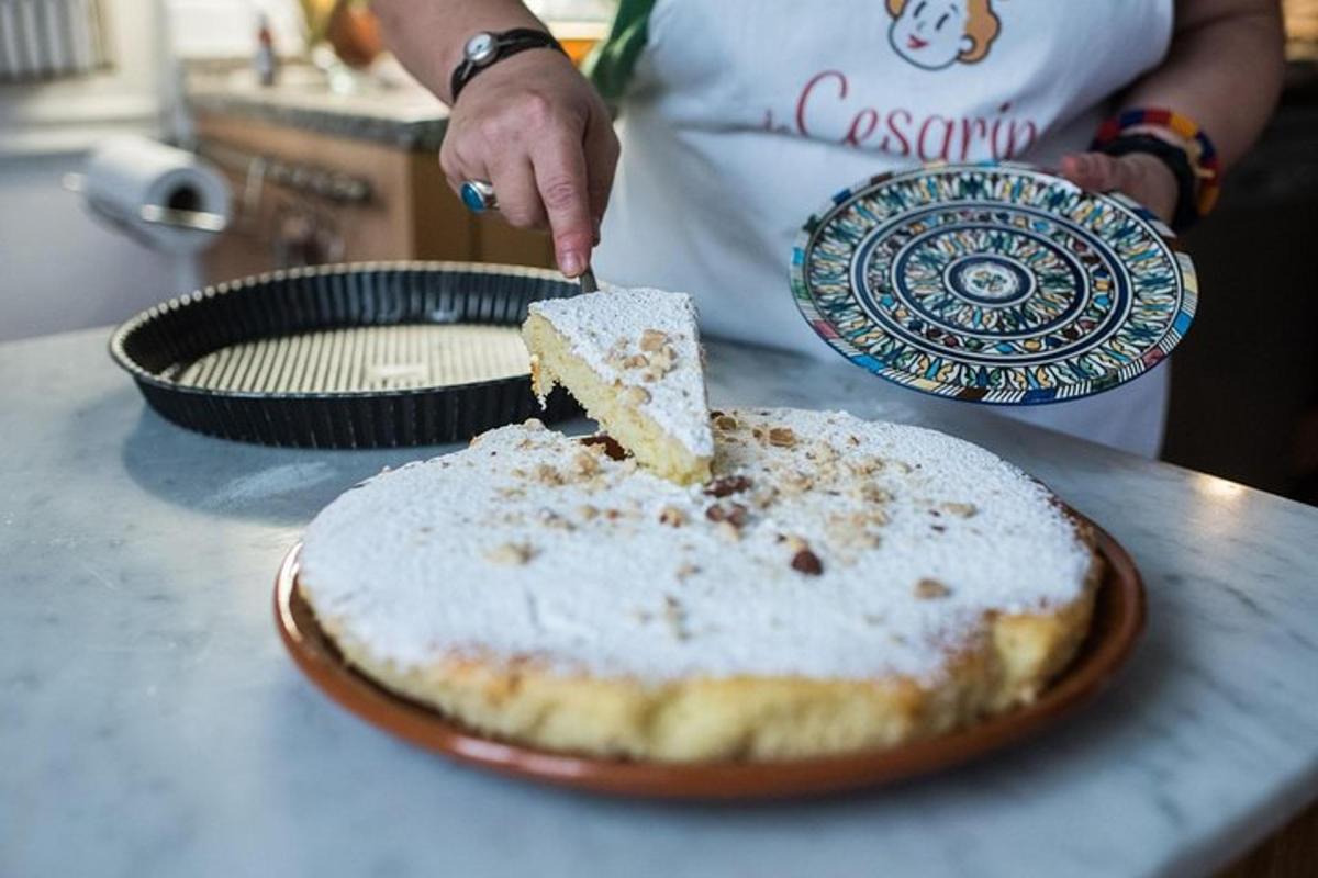 カウンターの上でケーキを切っている人